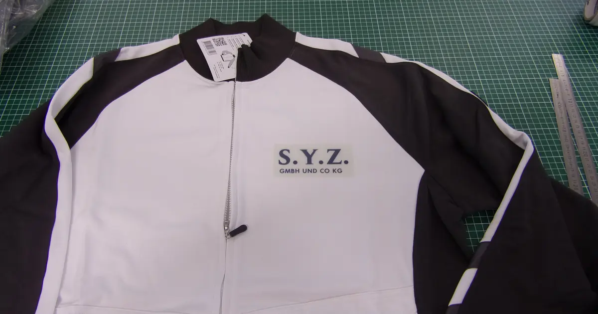 Neue Arbeitskleidung für das S.Y.Z. Team ist da!